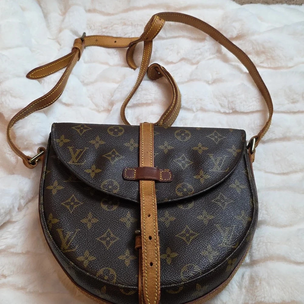 Authentic LOUIS VUITTON Chantilly MM Crossbody